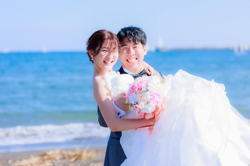 海をバックに抱き寄せて