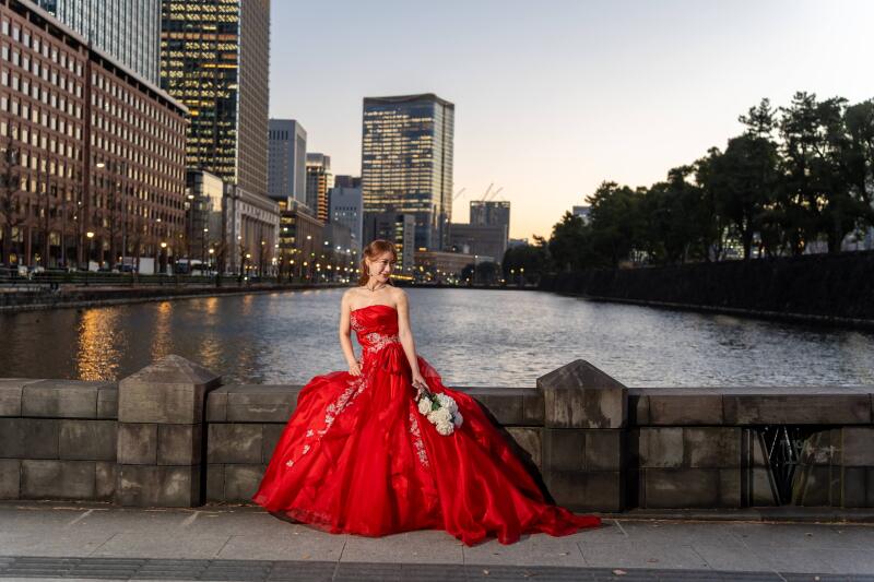 都会の夜空の下で