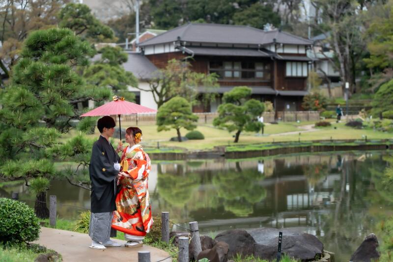 池に映るお二人と歴史ある邸宅
