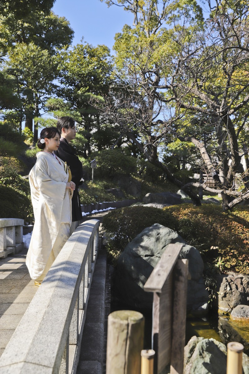 石橋の上にたたずむ白無垢