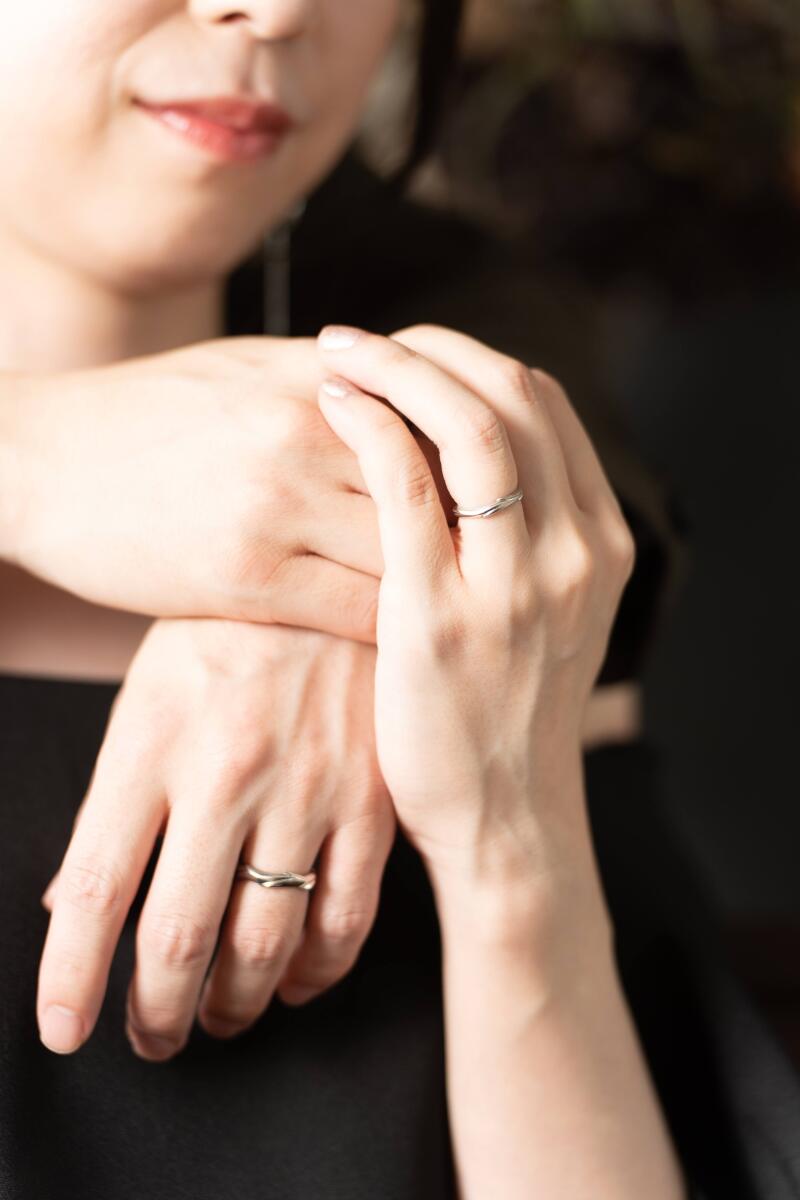 指輪にクローズアップした手元カット