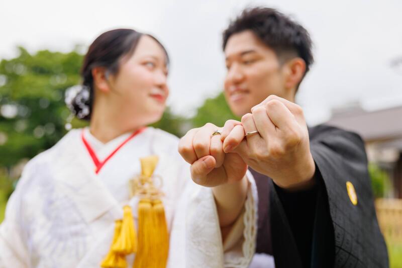 指輪にピントがあったボケ感が絶妙な1カット
