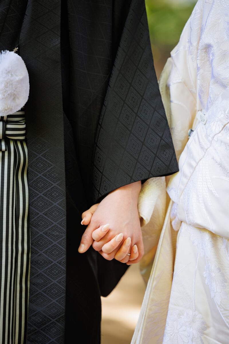 そっと繋いだ手と光る指輪