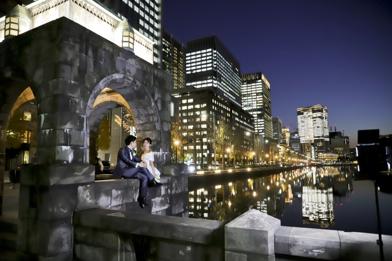 夜景をバックに