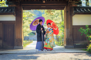 ペットと庭園の入り口で一緒に。和装庭園、洋装夜景ロケ。