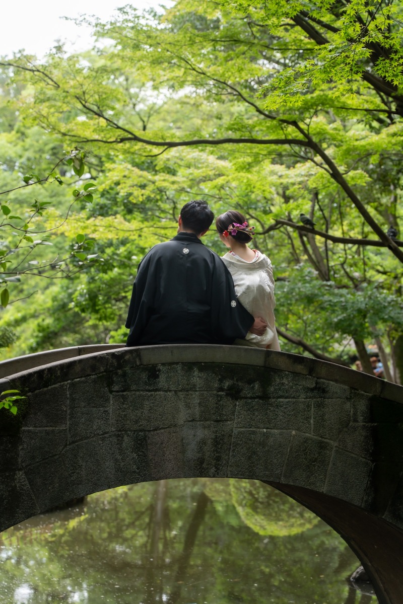 石橋の上で寄り添って