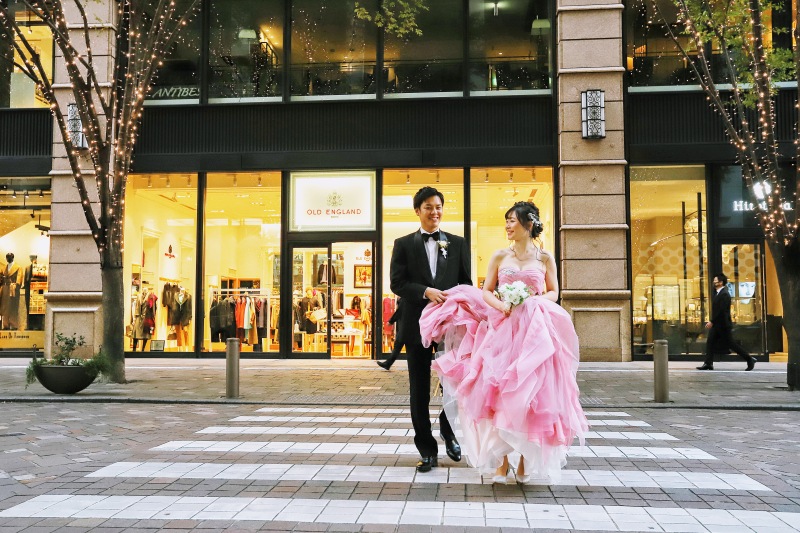 街角を二人で歩く