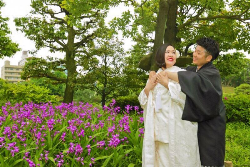 色鮮やかな花々に囲まれて