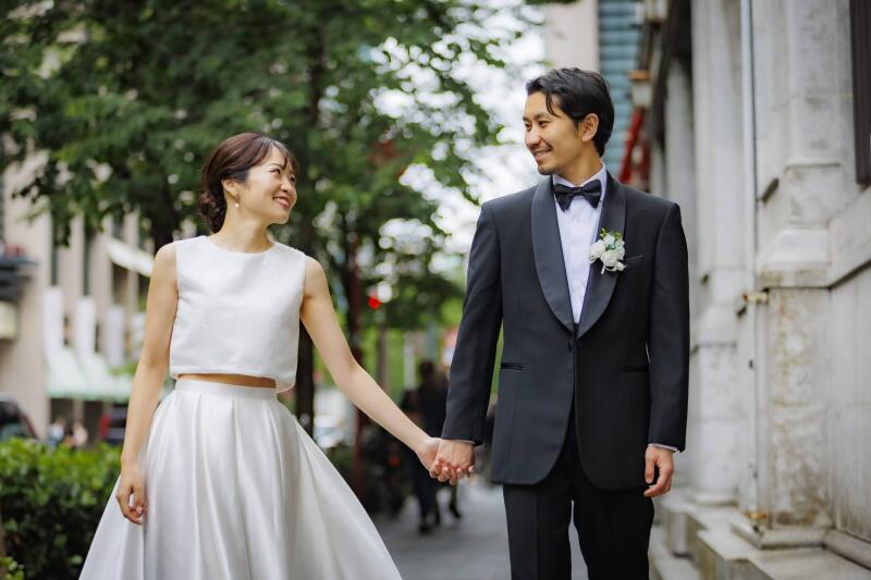 話しながら手をつないでお散歩カット