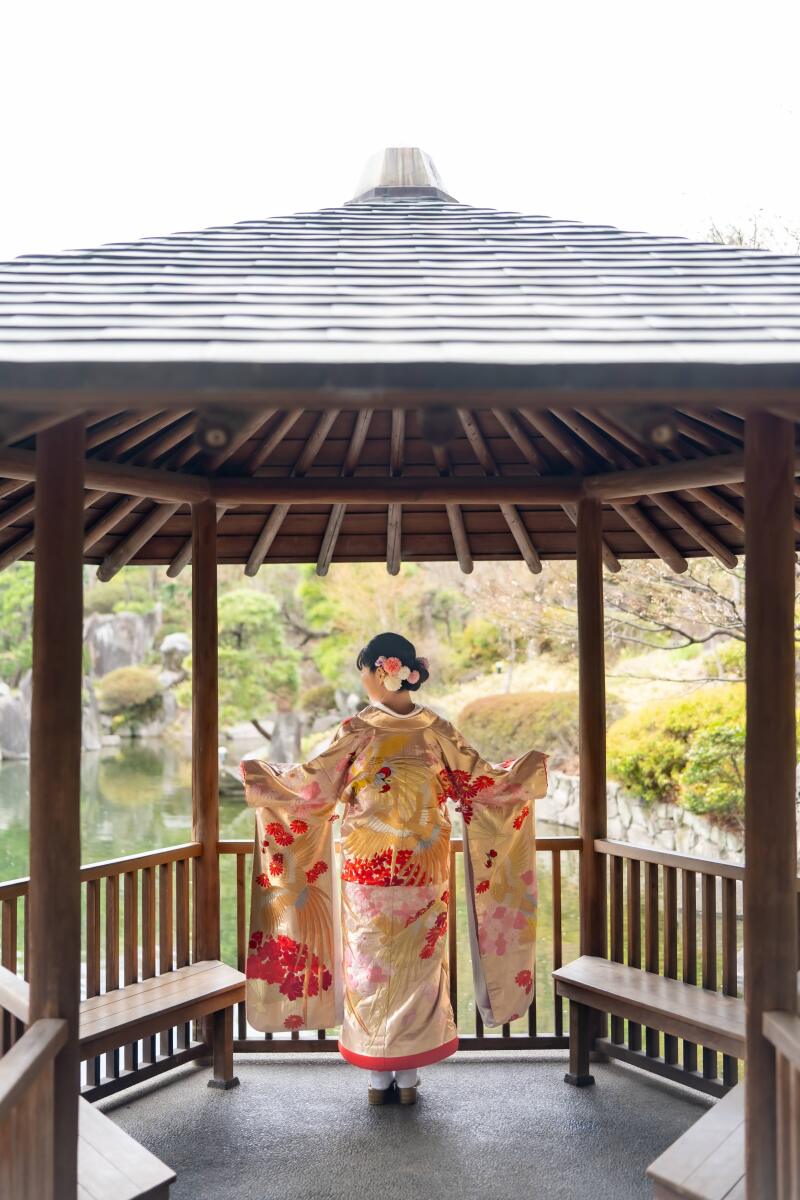華やかな色打掛の後姿