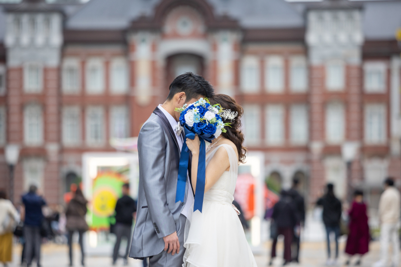 花束で顔を隠す、ふたりの秘密のキス