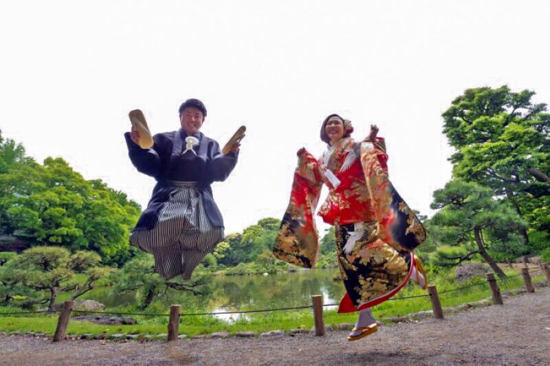 新緑に包まれて、鮮やかな緑と白無垢と赤い打掛での和装前撮り