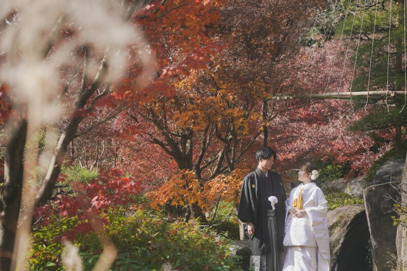 12月中旬の紅葉の名残のある庭園にて