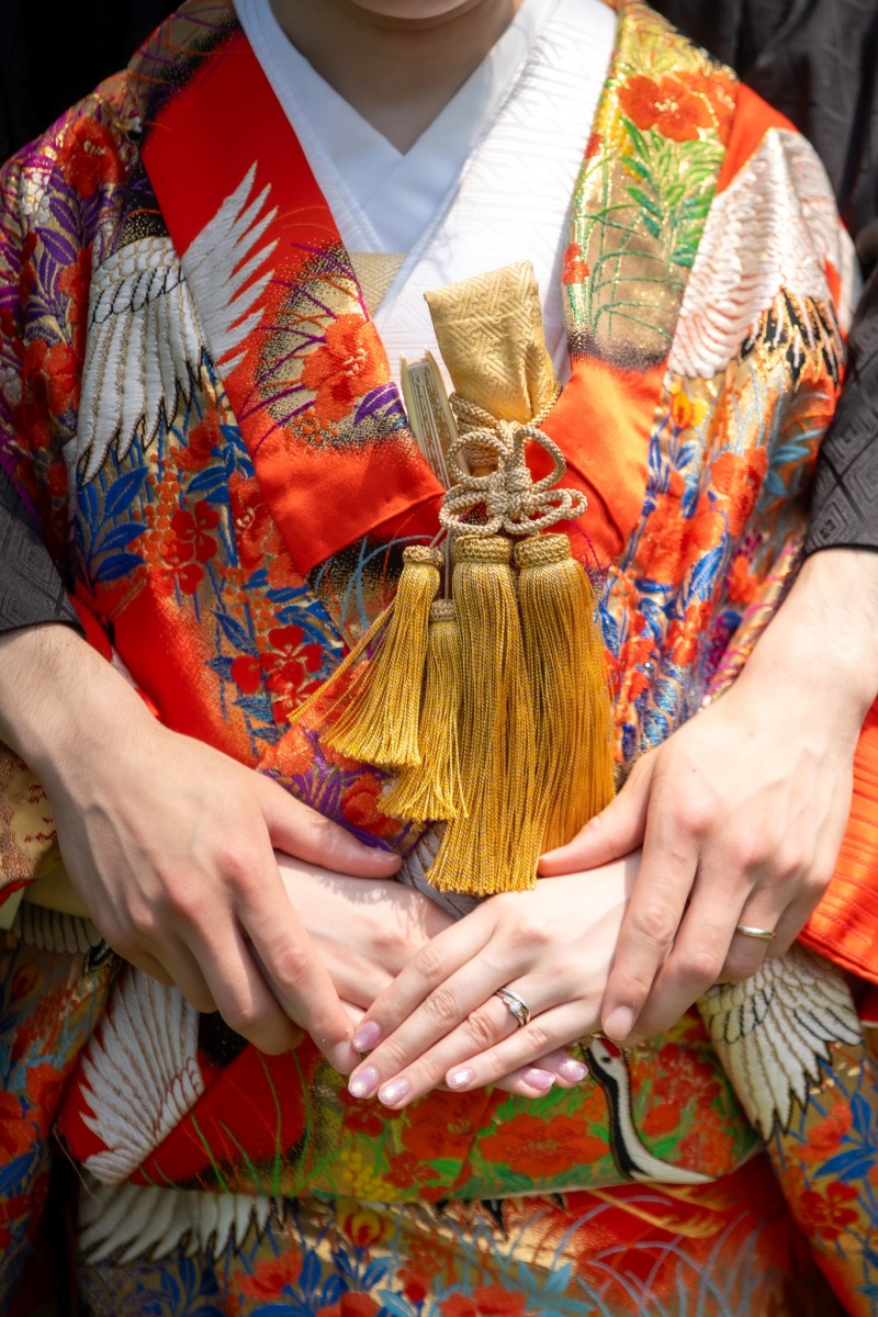 重ねる手元に結ぶ金の房