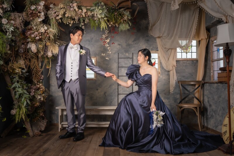バルコニーのブルードレスの婦人背景 ヒルトン東京お台場♡先輩花嫁様｜ウェディングドレスレンタルの