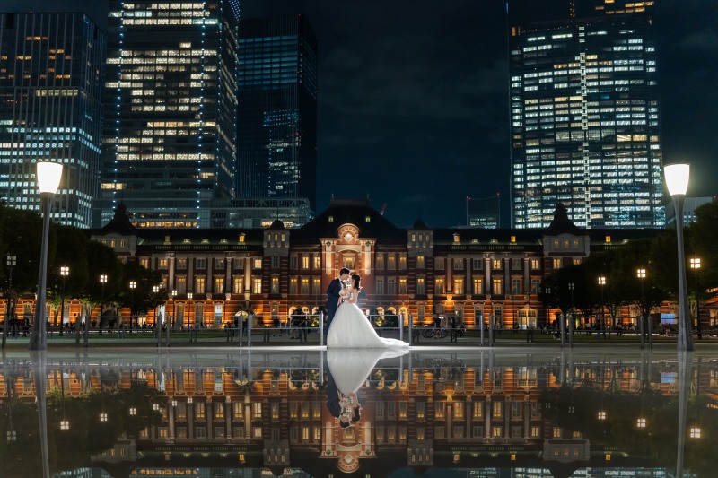 東京駅の赤レンガを背にして