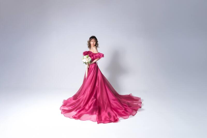 結婚式レベルの豪華な衣装であえてのシンプルスタジオ