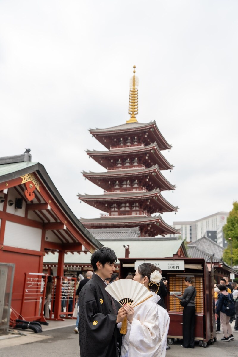 五重塔仰ぐ扇越しの視線交わす