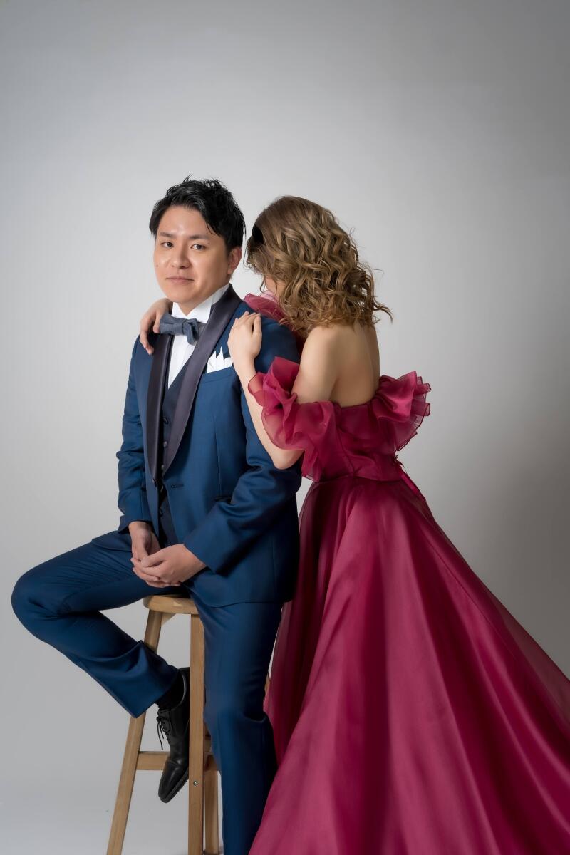 ご新郎様に抱きつくご新婦様の大人っぽい1カット