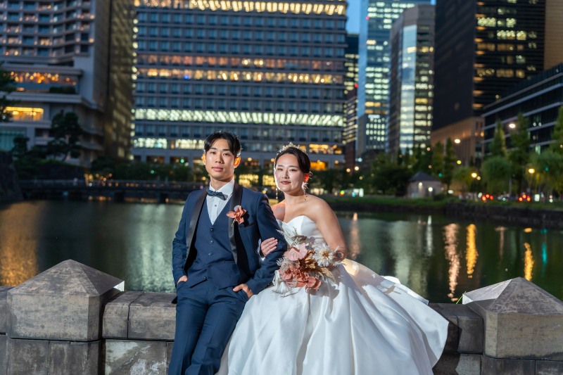 都会の夜景を背景に