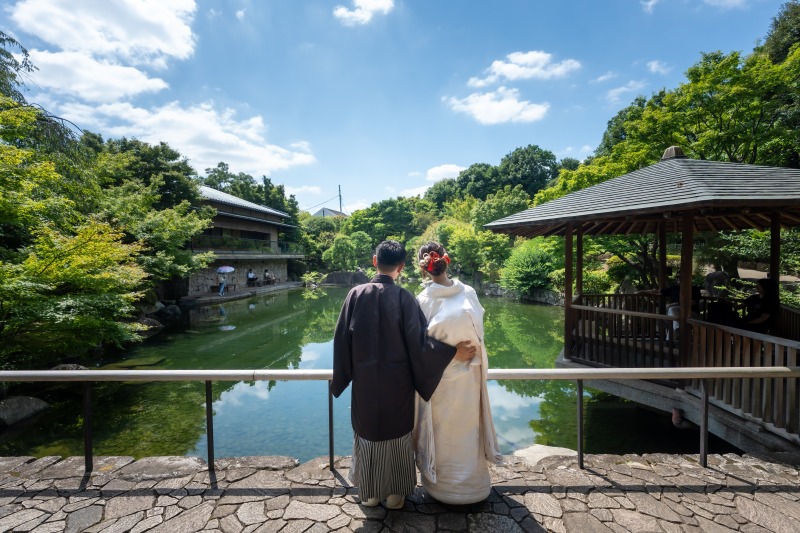 池を望む静かな後ろ姿