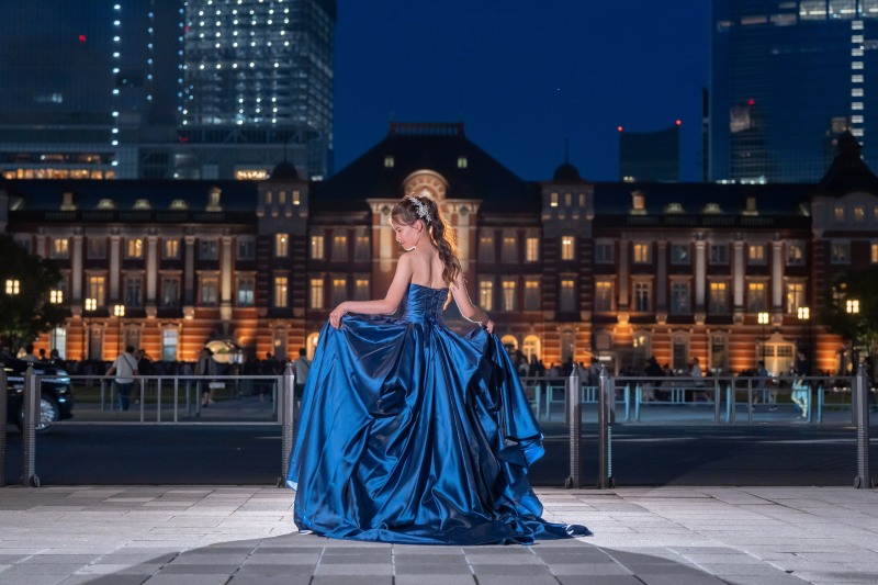 豪華なドレスを広げたバックショット