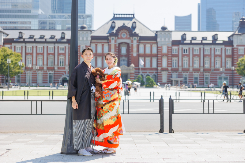 東京駅を背景に