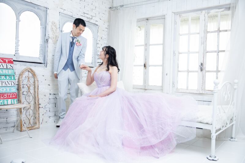 ご新郎様がご新婦様の手を引く1シーン
