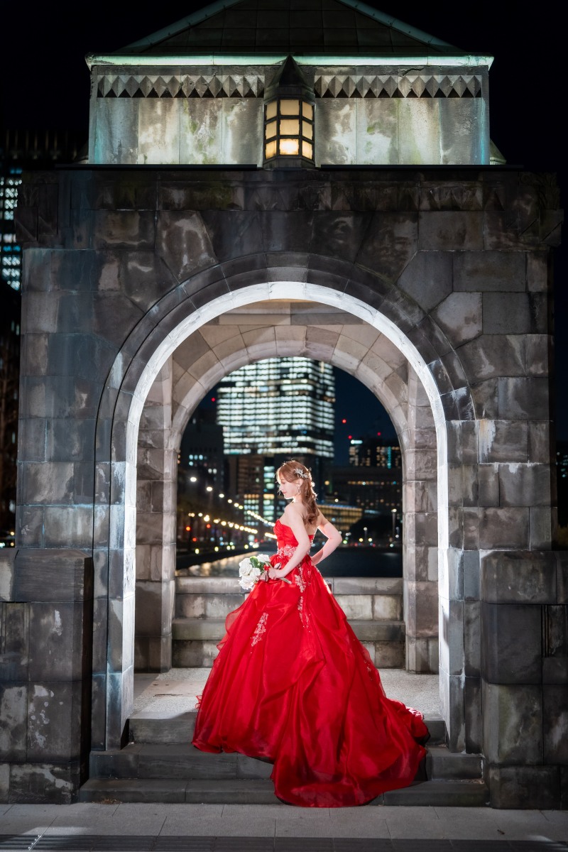 歴史ある石造りの前で