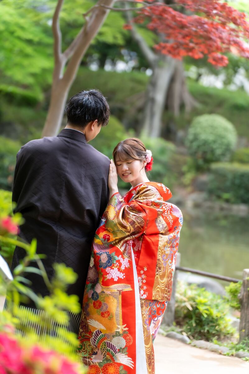 ご新郎様の肩にそっと寄り添って