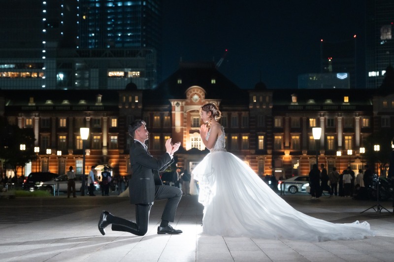 片膝をついて指輪を差し出すプロポーズカット