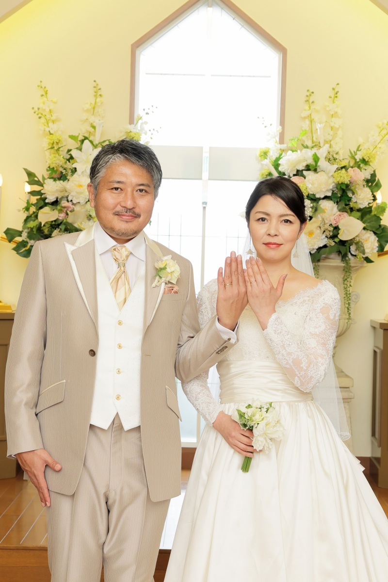 結婚指輪を並べて