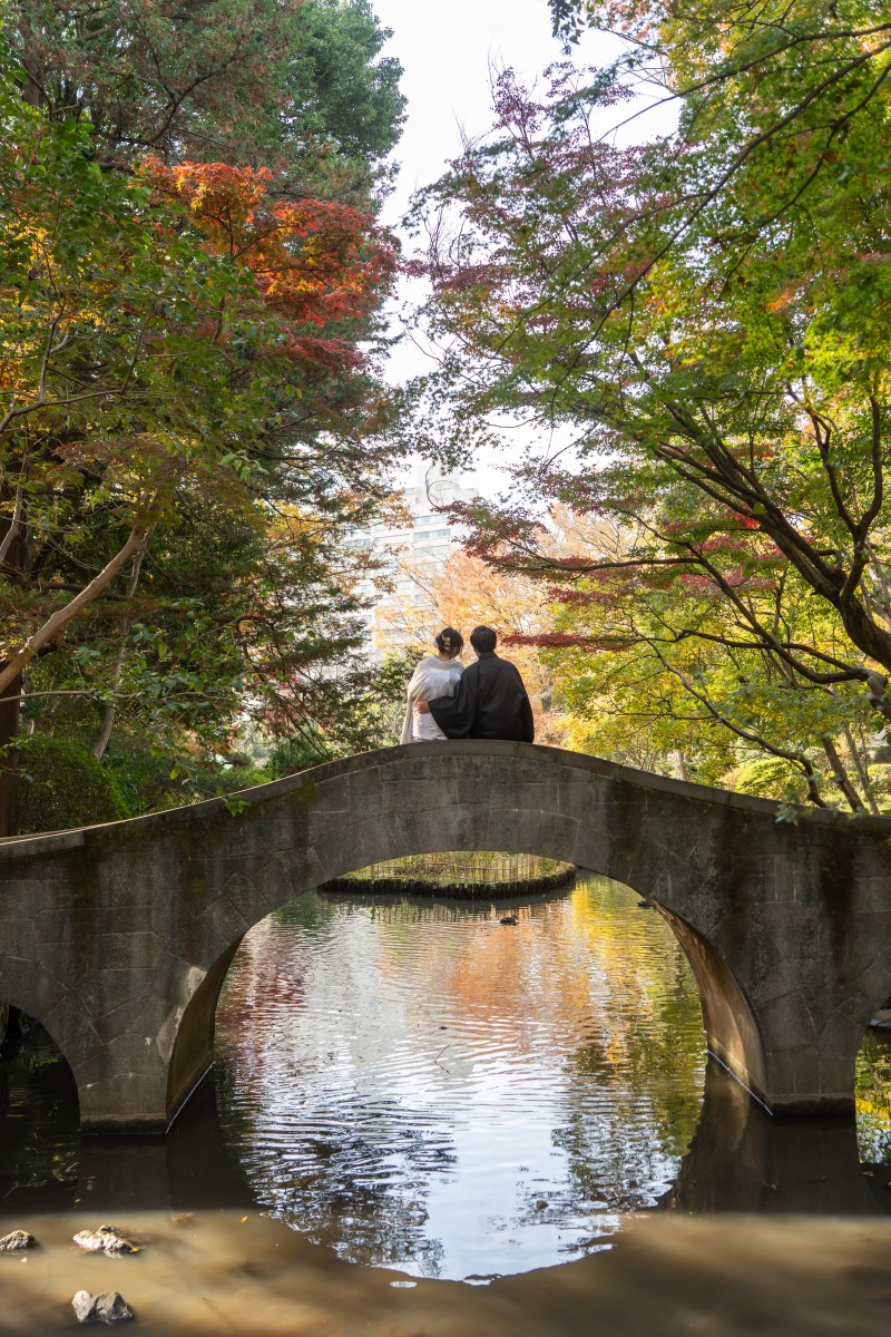 秋色の景色と寄り添う背中