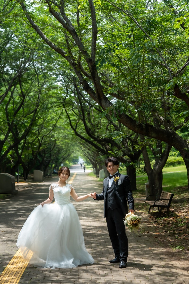 ご新郎様がご新婦様の手を引いて