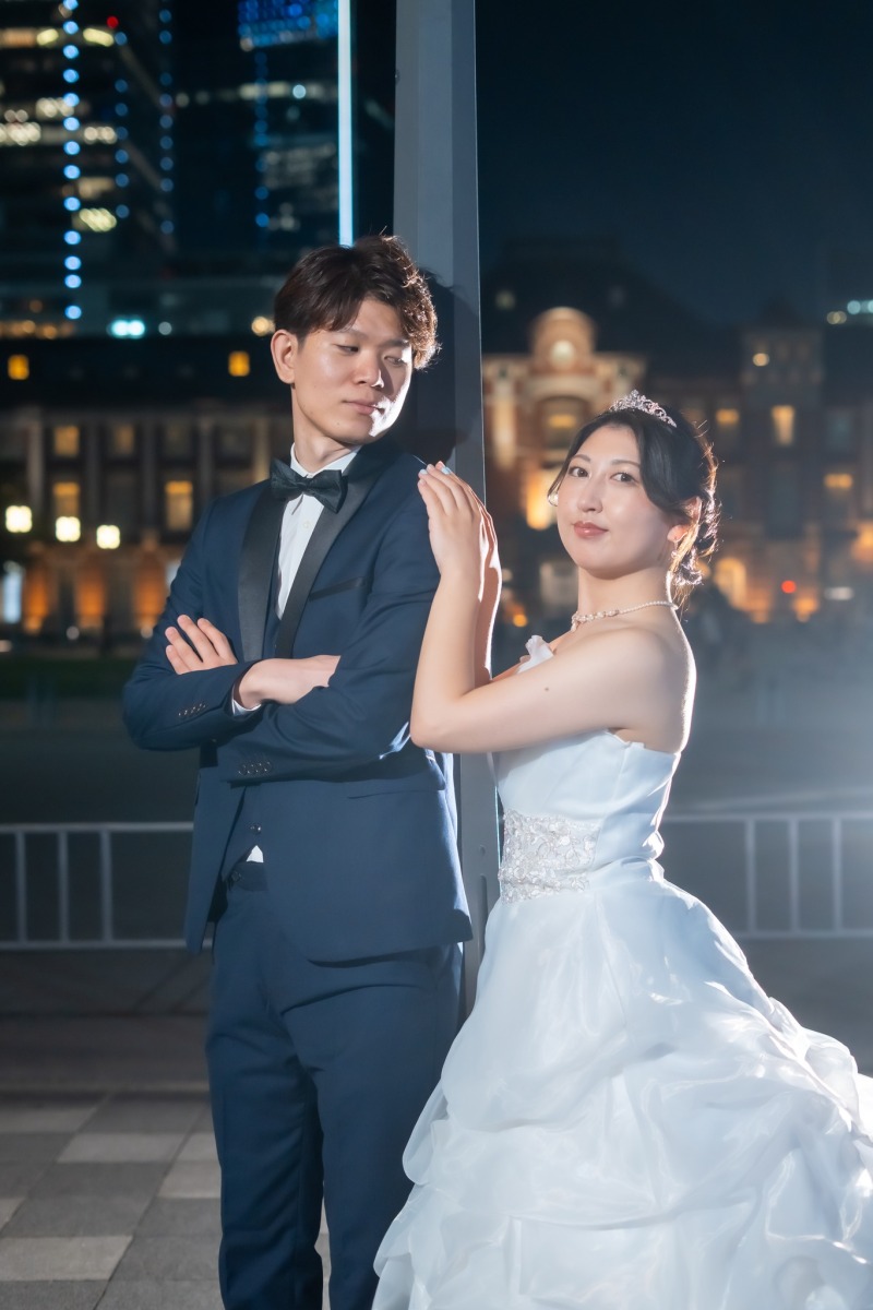 クールな表情で振り返る新婦