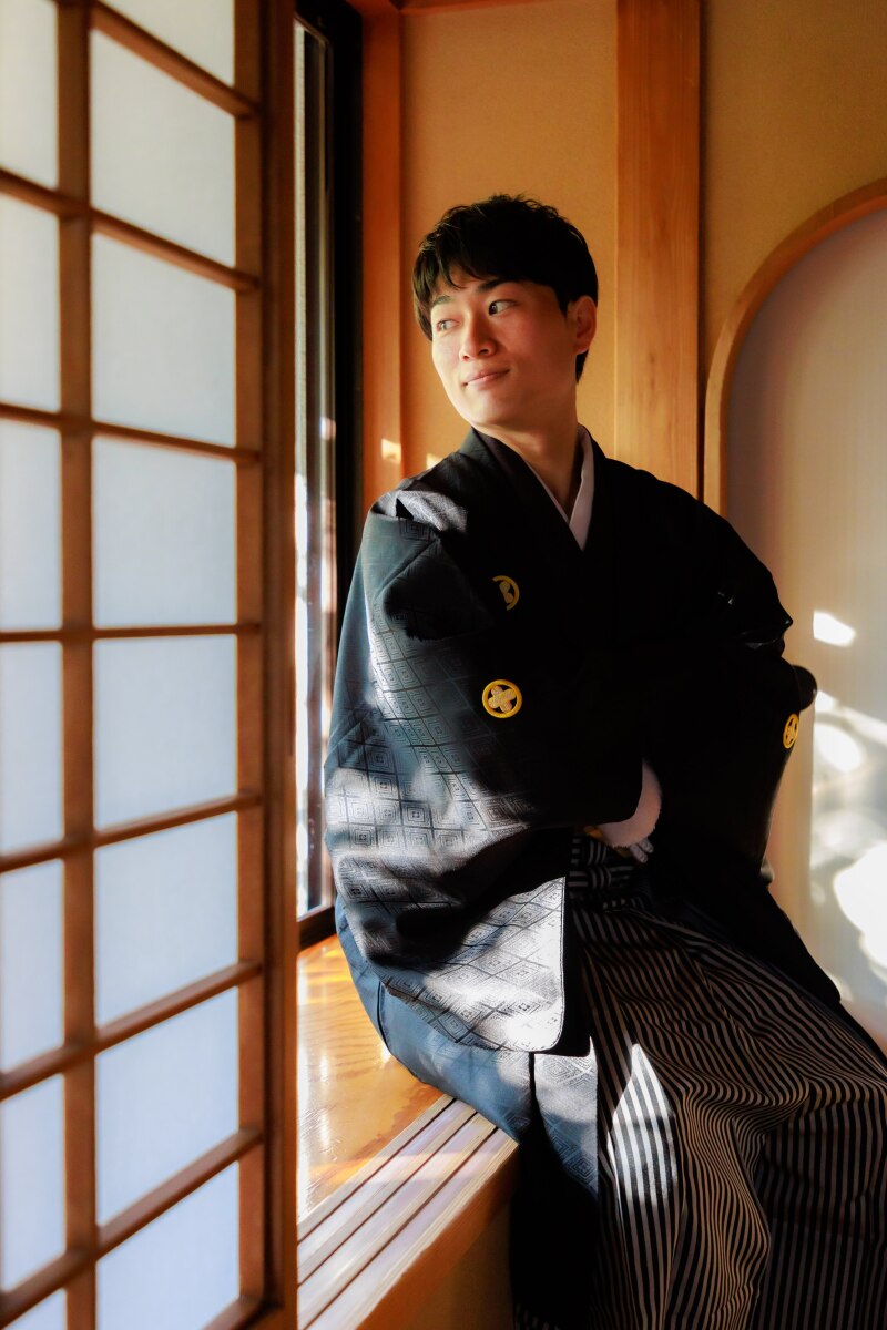 和の空間で佇む新郎様