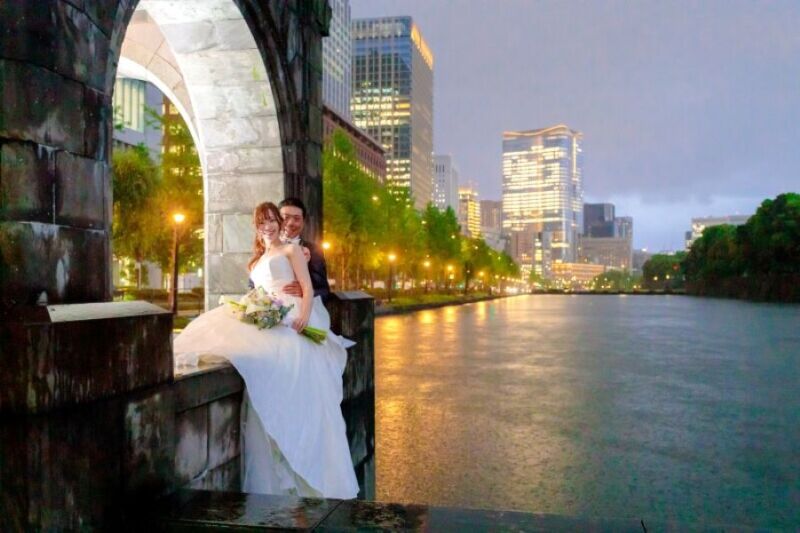 水辺に映えるお二人の笑顔