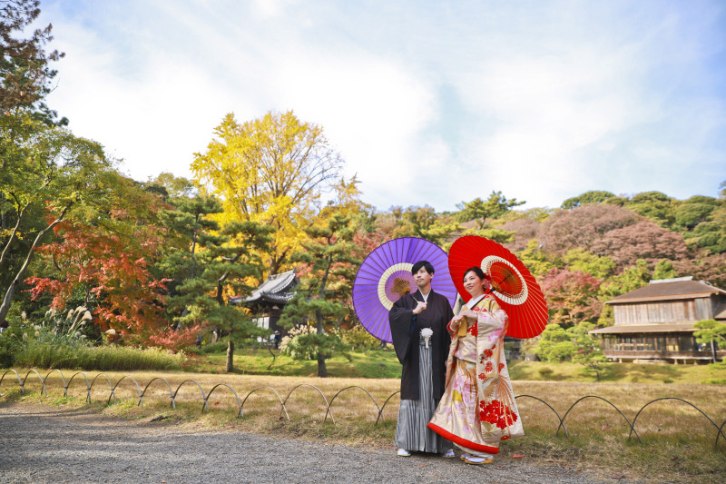 紅葉をバックに