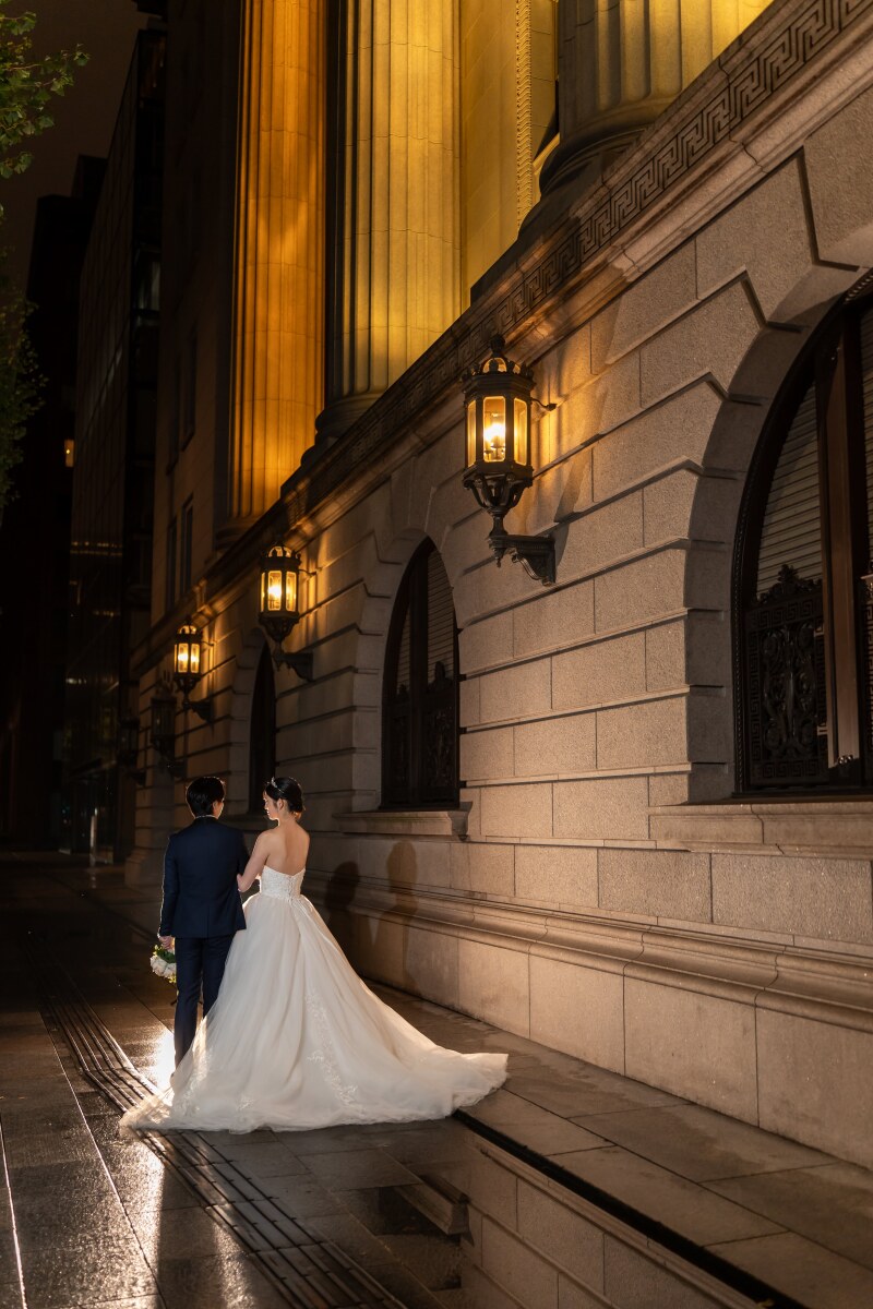 明治生命館前を歩くバックショット