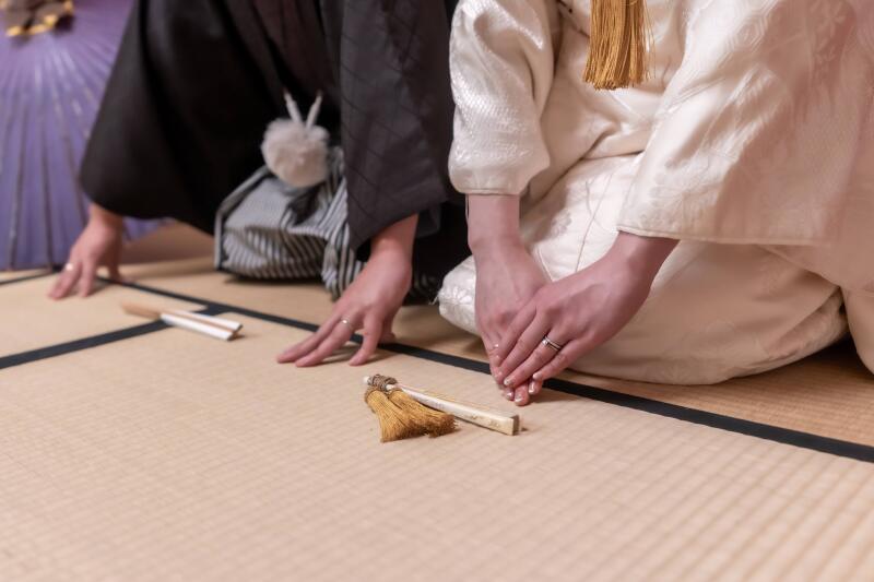 畳に重ねる末広の所作