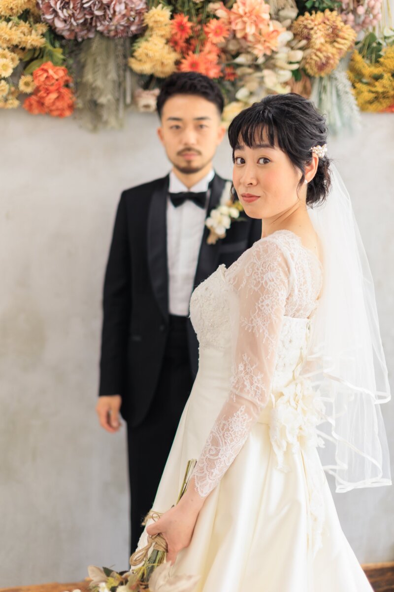 肩越しに振り返る花嫁