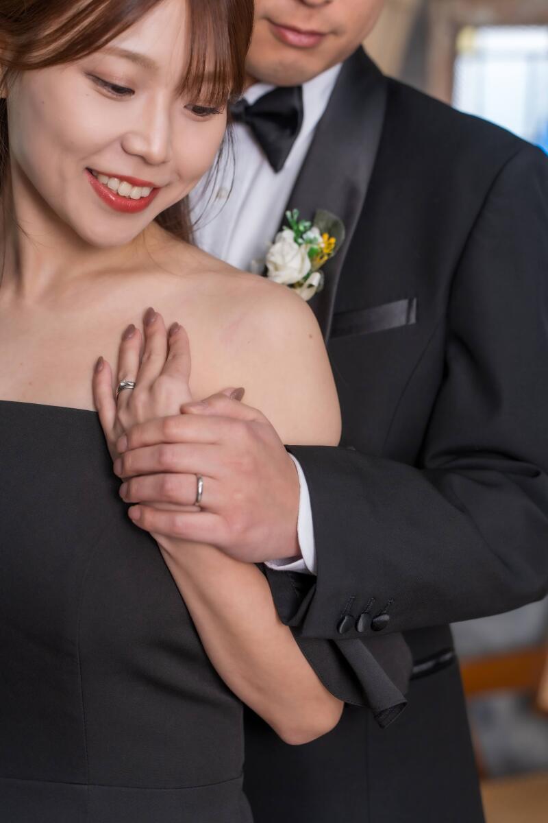 手元の指輪がポイントのオシャレカット