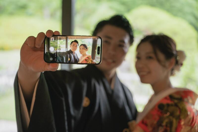 スマホ画面にピントを合わせたカット