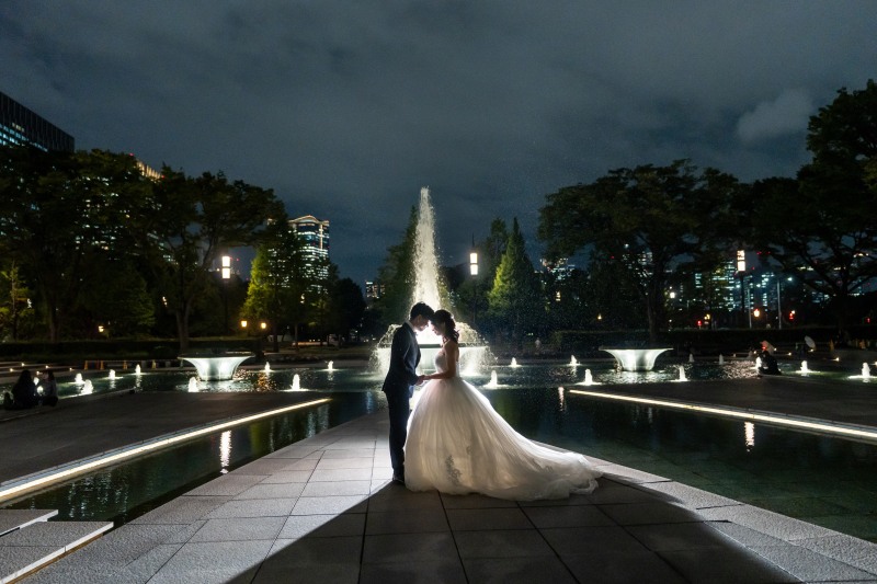 噴水の飛沫がキラキラ舞う夜