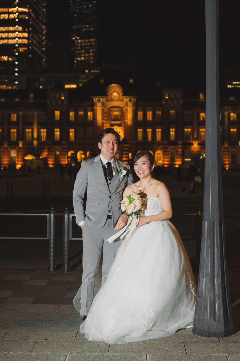 東京駅を背に誓うお二人