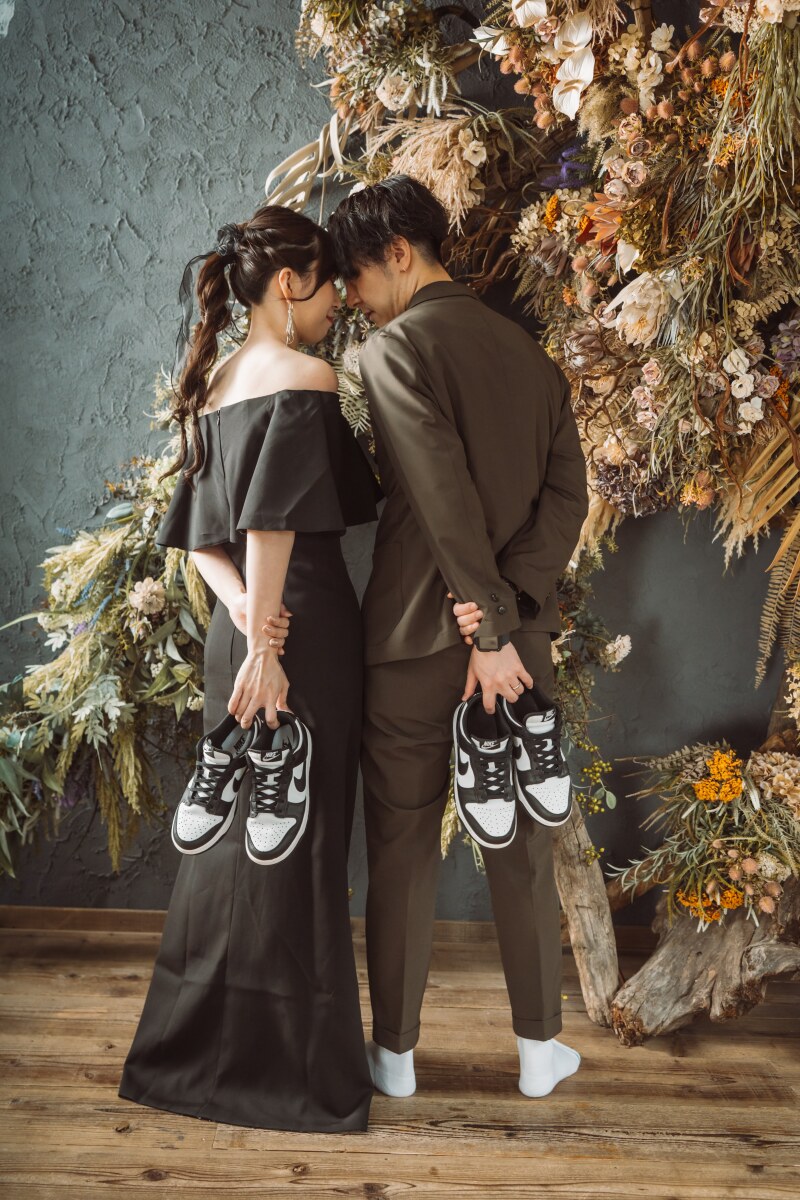 お揃いのスニーカーを持ってバックショットを