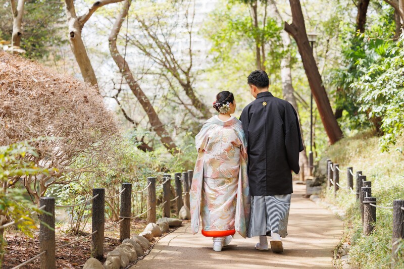 並木道をゆくお二人の背中