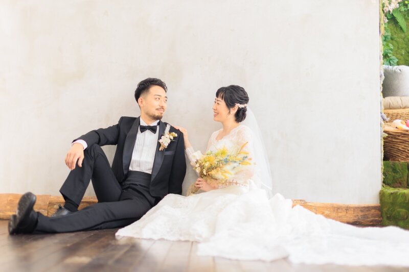 木の床に座り向き合う二人