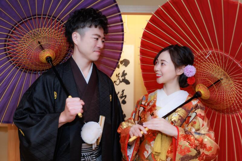 和傘を持って見つめあうカット