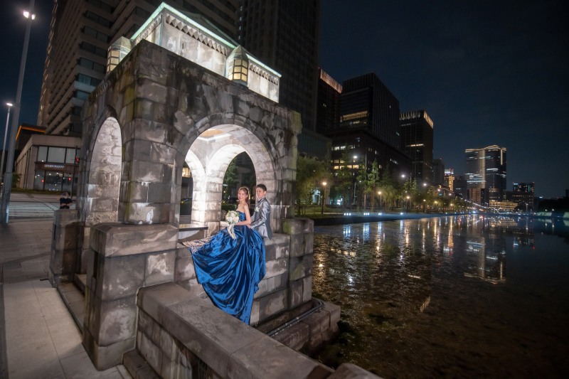 夜景をバックに石造りにてオシャレカット撮影